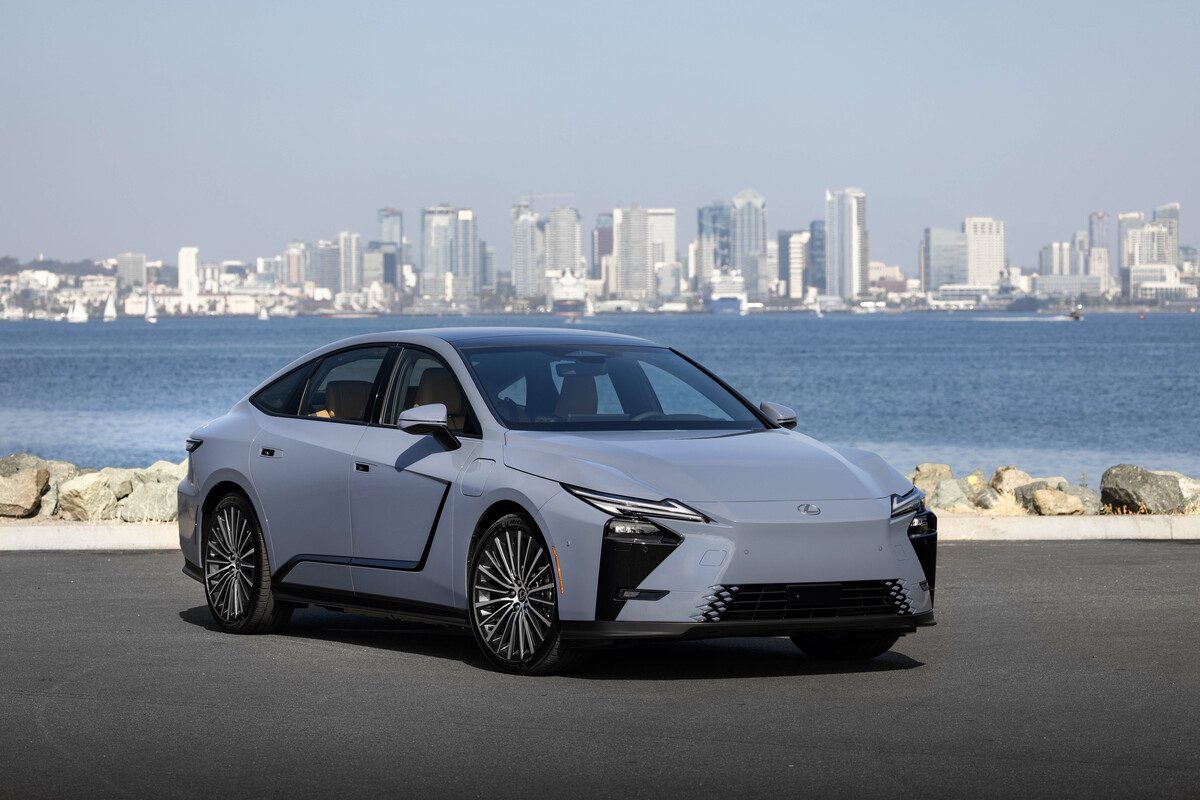 Neuer Lexus ES startet mit mehr Platz, drei Antrieben und höherem Preis